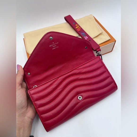 LOUIS VUITTON New Wave Long Wallet/Wristlet
Quilted Leather Rouge - Picture 8 of 16